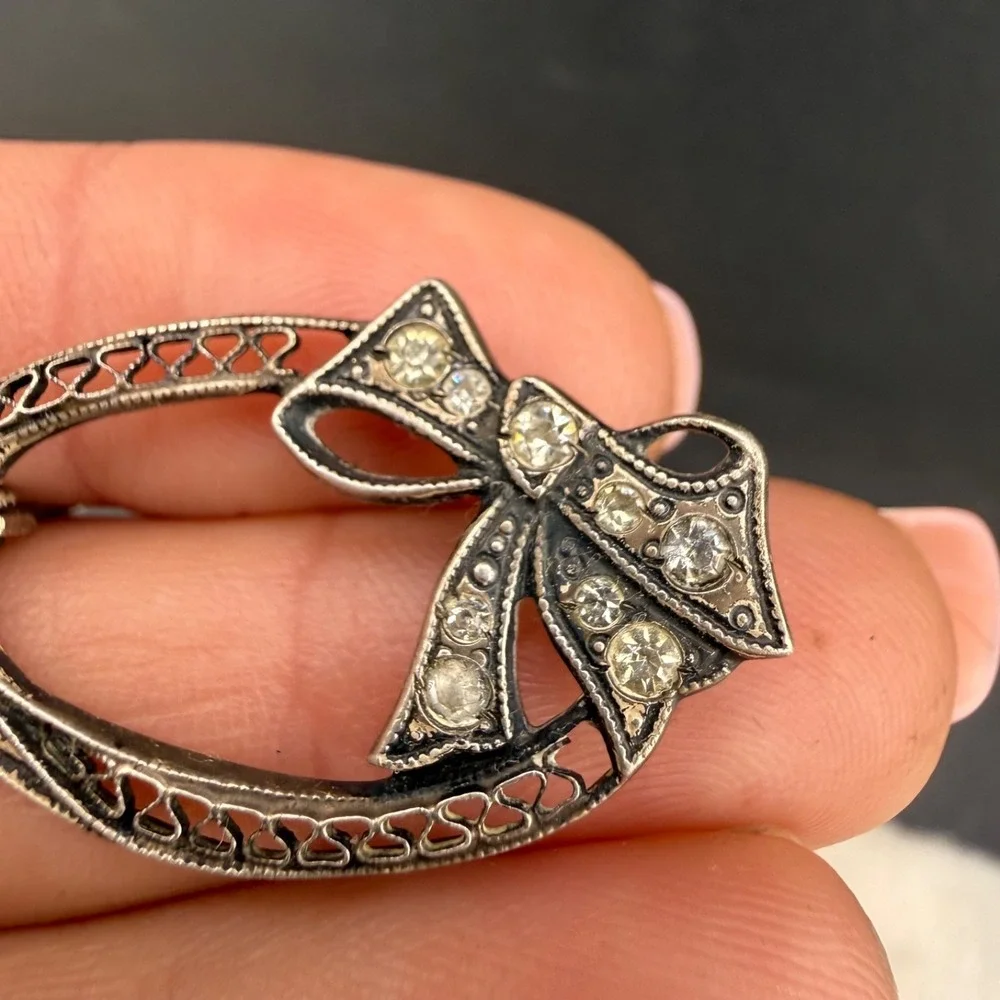 Vintage Estate Brooch Silver Paste Rhinestone Filigree Bow‎ Oval